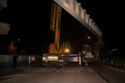 Kocaeli'de Kuruçeşme tramvay köprüsü kiriş montajında