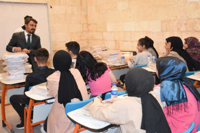 Diyarbakır’da Akademi Lise öğrencileri kitap setlerine kavuştu